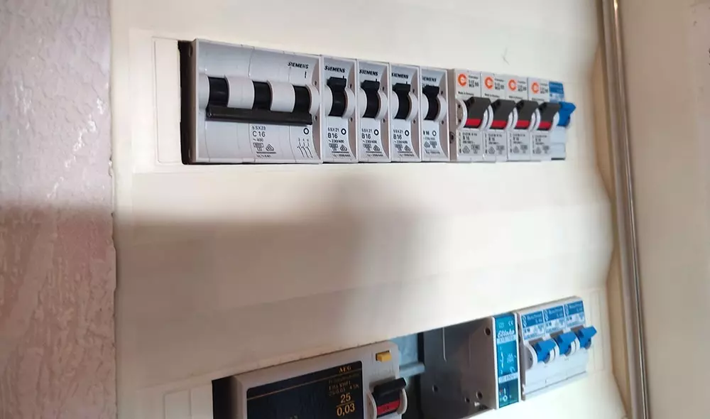 electric service panel box circuit breakers fuses